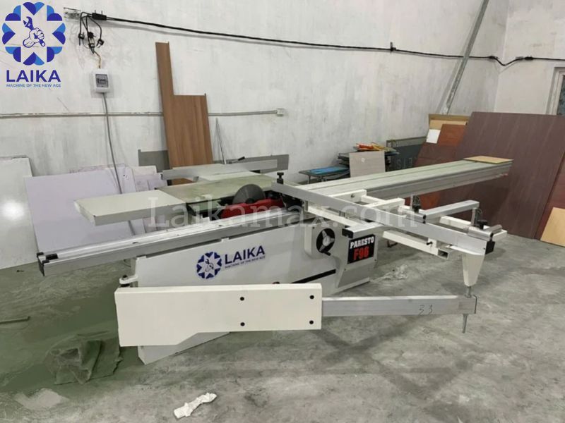 Hình ảnh máy cưa bàn trượt chuyên dụng trong xưởng mộc, hỗ trợ cắt gỗ chính xác và hiệu quả Hình ảnh máy cưa bàn trượt chuyên dụng trong xưởng mộc, hỗ trợ cắt gỗ chính xác và hiệu quả