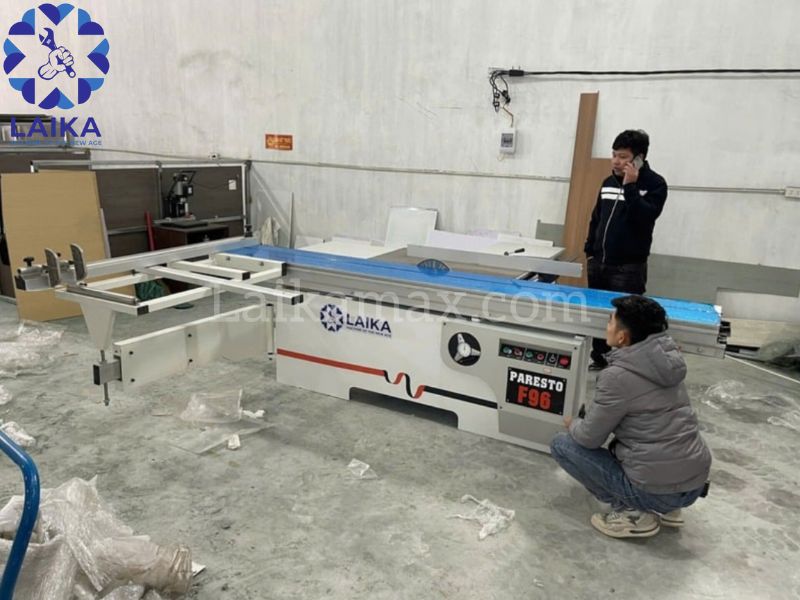 Máy cưa bàn trượt trong xưởng mộc hiện đại, hỗ trợ cắt ván gỗ chính xác và nhanh chóng