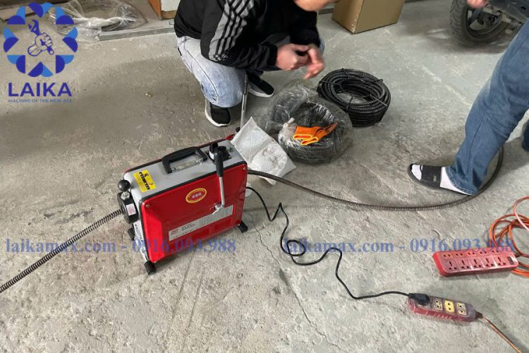 Sử dụng máy thông tắc cống lò xo đúng cách