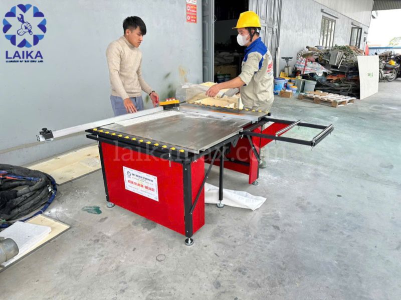 Kỹ thuật viên Laika tư vấn lựa chọn máy cưa bàn trượt MD4C phù hợp nhu cầu cắt gỗ pallet tại xưởng anh Đức