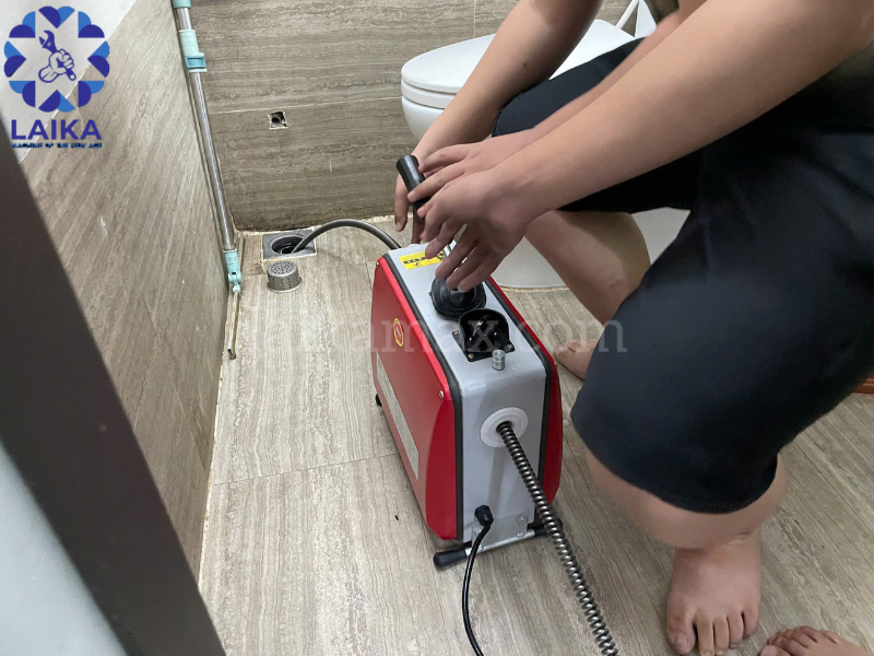 Tình trạng thoát sàn nhà tắm bị tắc nghẽn ban đầu trước khi xử lý