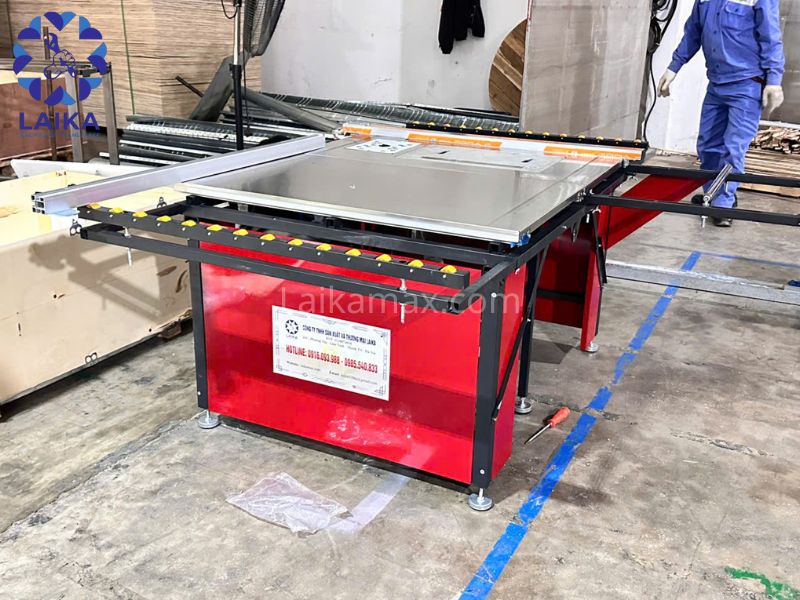 Kỹ thuật viên Laika tư vấn máy cưa bàn trượt 2 lưỡi MD4C phù hợp cho xưởng mộc anh Đức